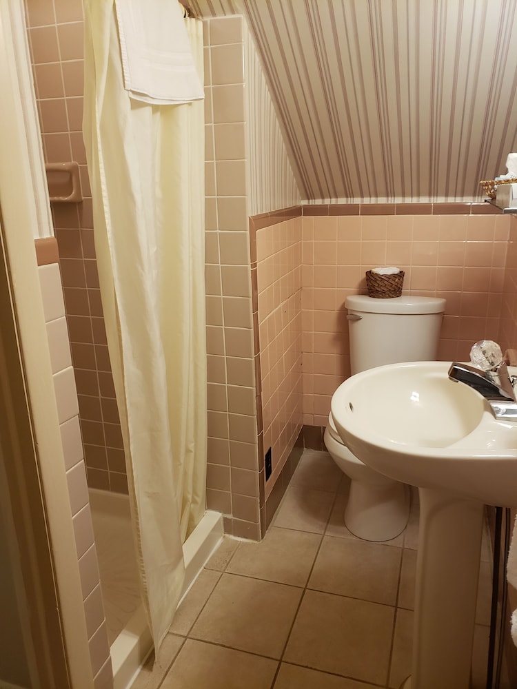 The Colonial Motel - photo 24