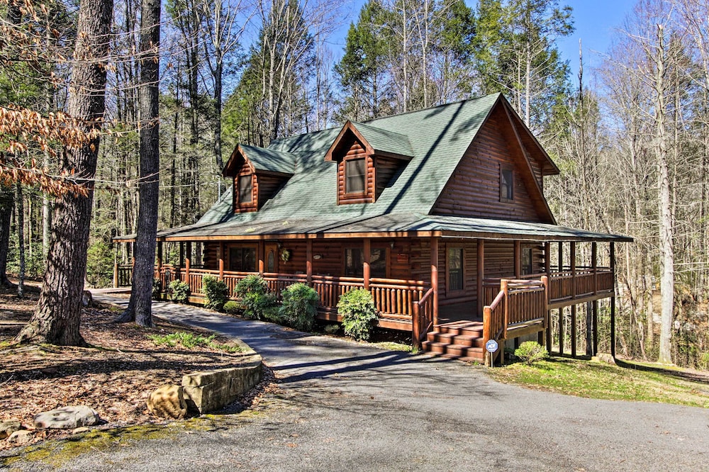 NEW Family Friendly Games Hot Tub Fire Pit — 4-Star Luxury Hotel in Sevierville, United States