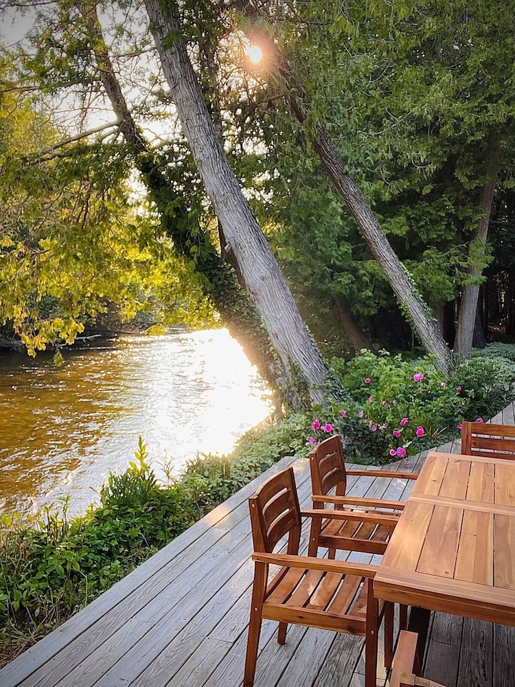 Boardman Monarch River HOT TUB Fireplace in Traverse City, United States