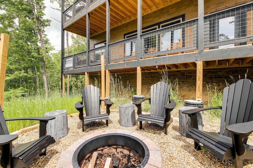 Cobbly Nob Resort Cabin: Hot Tub Pool & Views - photo 37