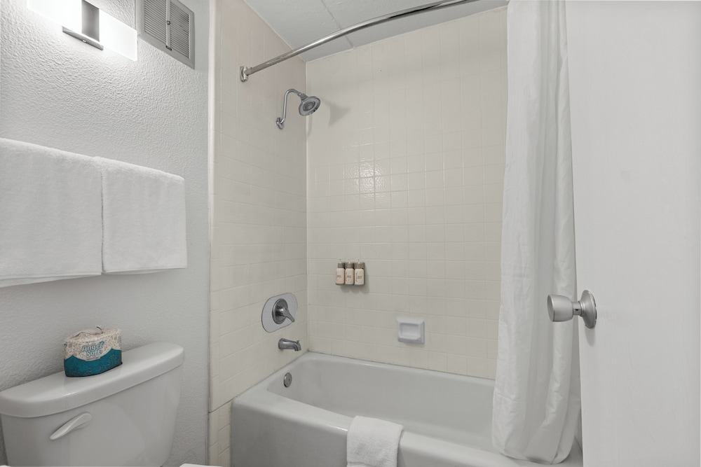 Vagabond Inn Executive Old Town - photo 44