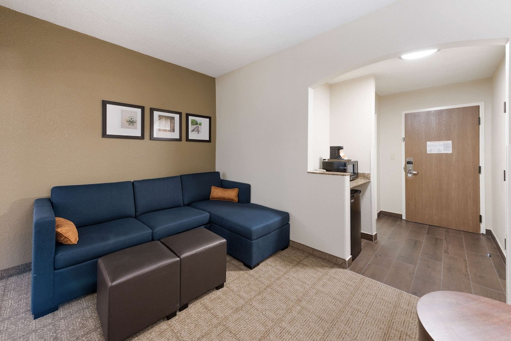 Comfort Suites Monroe - photo 29
