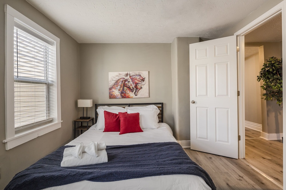 Newly renovated 4BR CozySuites - photo 13