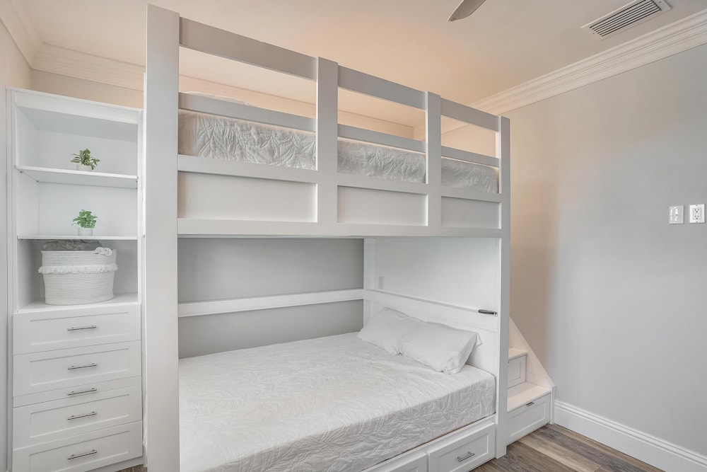 Sunset Point Beach House — 4-Star Luxury Hotel in Saint Pete Beach, United States