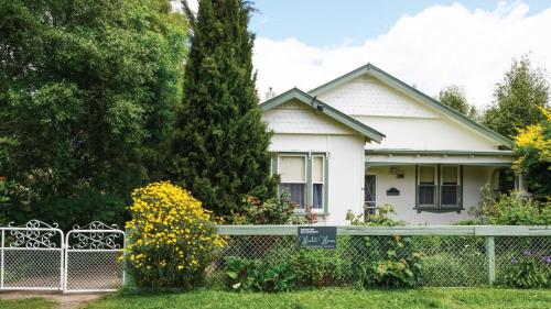 Houlet House Central Daylesford Pets Welcome — 4-Star Luxury Hotel in Daylesford, Australia