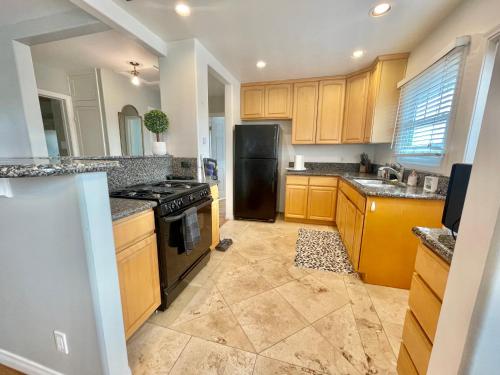 Rustling Leaves 2bd 1 ba Upstairs Parking Laundry — 4-Star Luxury Hotel in Los Angeles, United States