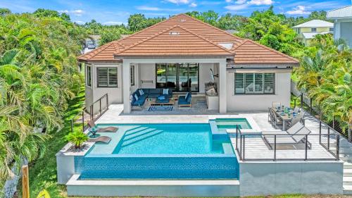 Luxury Sarasota Waterfront Home Pool Boat Dock & Near Siesta Key Beach — 4-Star Luxury Hotel in Sarasota, United States