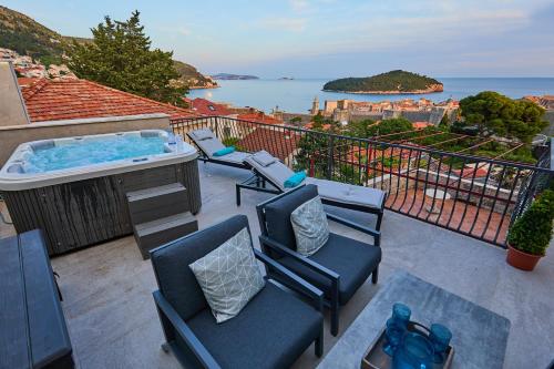 New & Stunning Views in Luxury 5 Divona Apartment