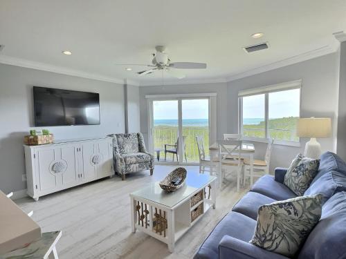Sunrise Oasis Top Floor Ocean Pointe 2411 — 4-Star Luxury Hotel in Key Largo, United States