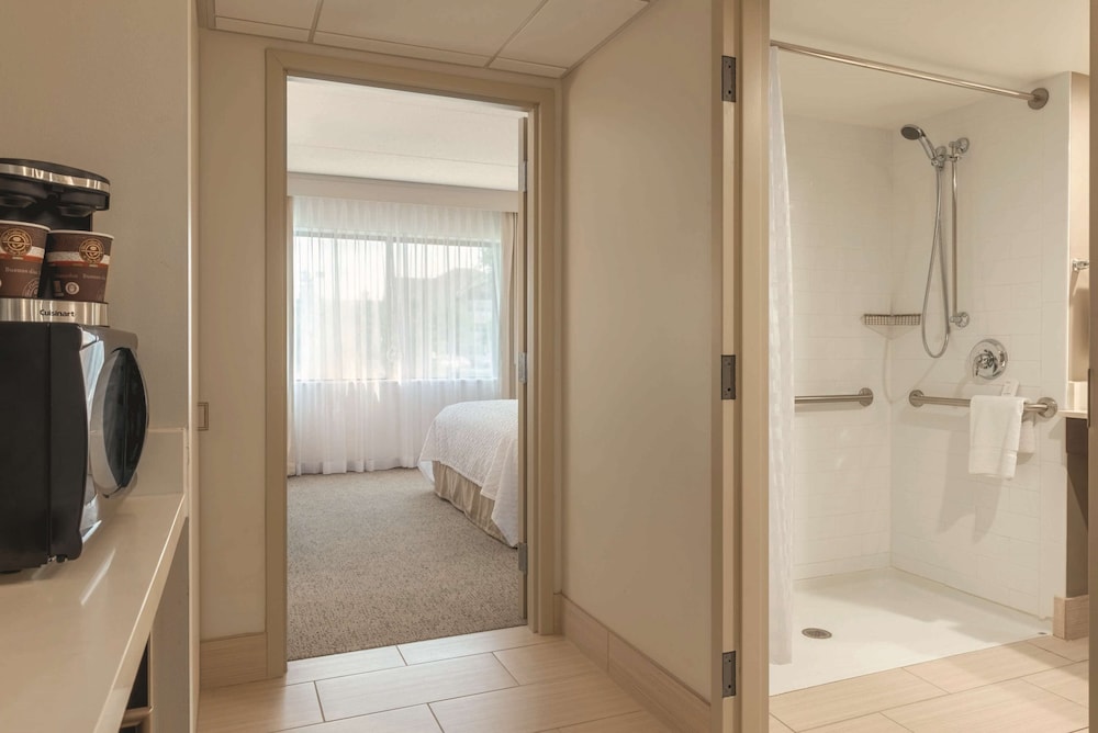 Embassy Suites by Hilton Milwaukee Brookfield - photo 33