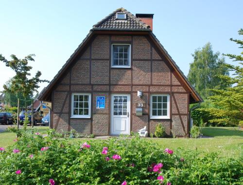 4 Personen Fachwerkhaus in erster Reihe zum Deich mit Badewanne und Kamin in Otterndorf, Germany
