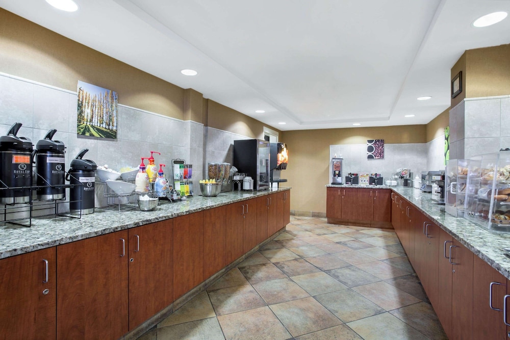 Hampton Inn by Hilton Manchester - photo 47