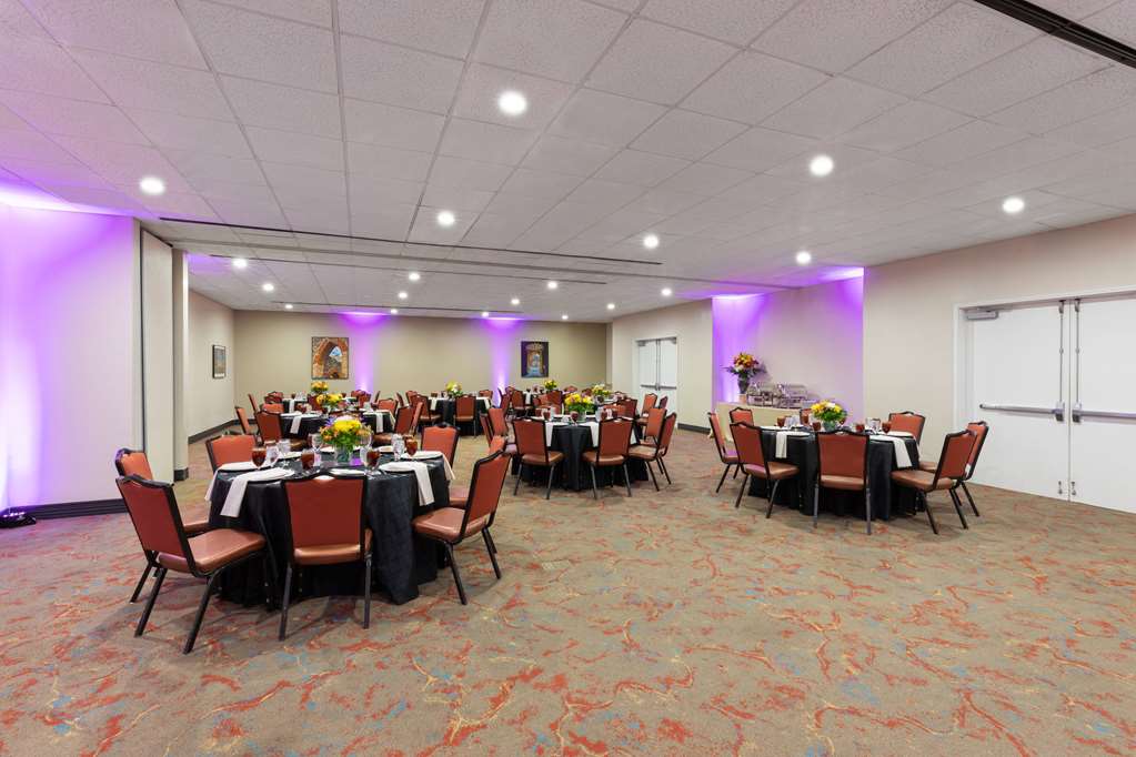 La Quinta Inn & Suites by Wyndham San Antonio Medical Ctr NW - photo 36