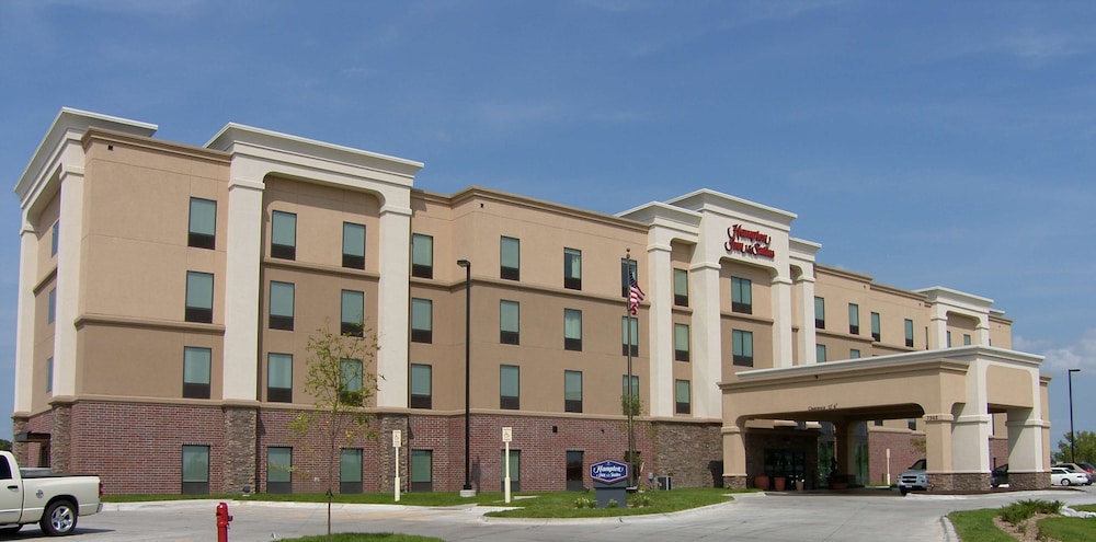 Hampton Inn & Suites Lincoln Northeast I 80 - photo 33
