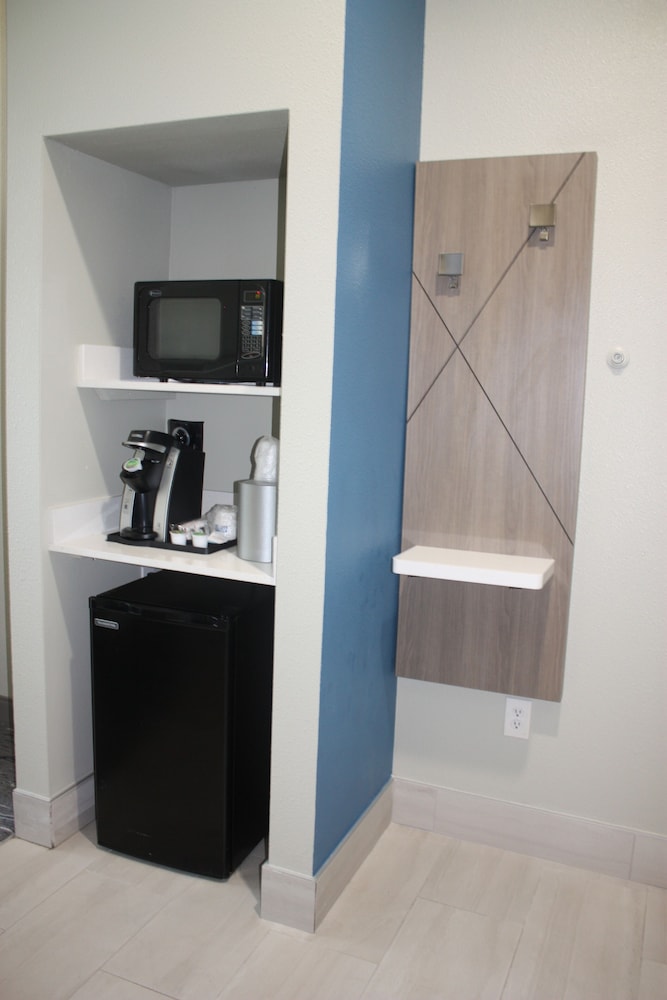 Holiday Inn Express Hotel & Suites Shamrock North by IHG - photo 37
