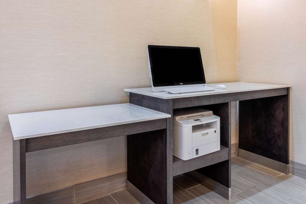 La Quinta Inn & Suites by Wyndham Hillsboro - photo 31