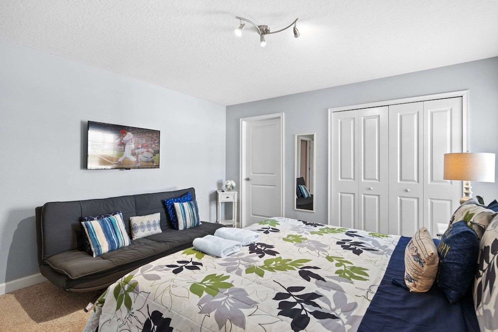 Spacious 4BR Townhome With Pool at Storey Lake - photo 24
