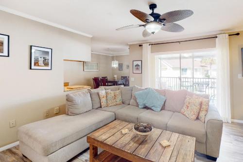 Bermuda Bay Beach & Racquet Club Unit E — 4-Star Luxury Hotel in St. Petersburg, United States