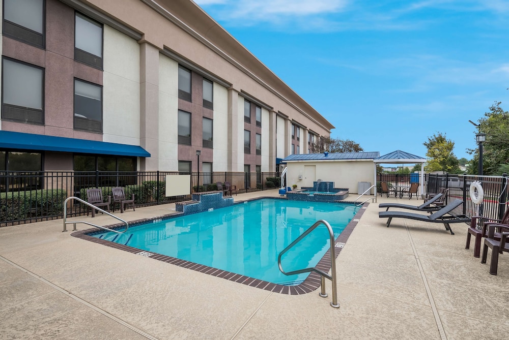 Hampton Inn Marshall - photo 17
