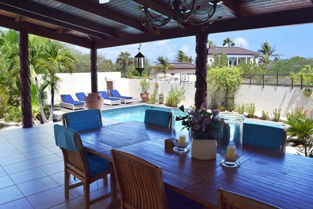 Caribbean Wave - carbon neutral hotel in Noord