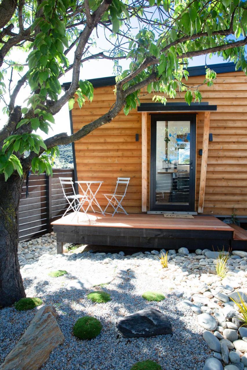 Stylish Tiny House with Mountain Views & Private Courtyard — 4-Star Luxury Hotel in Wanaka, New Zealand