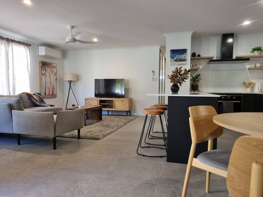 Seaestaatmoffatquietbeachparklargefenced Yard — Sunshine Coast