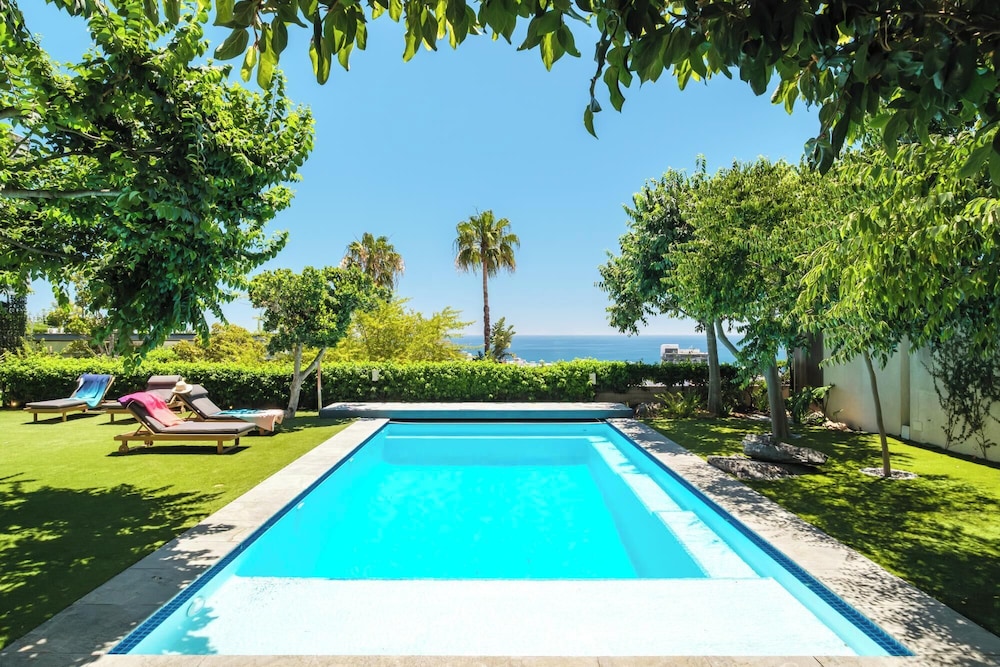Opulent Spacious Fresnaye Sea View Leonotis Villa