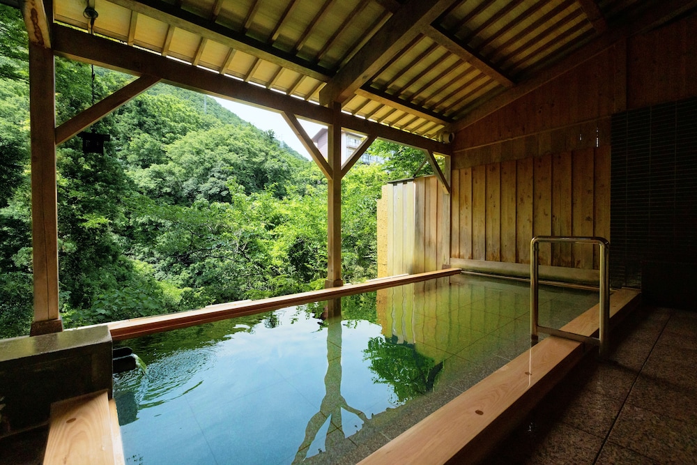 Yamanaka Onsen Ohanami Kyubei in Kaga, Japan