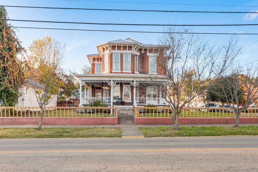2 Blocks to Ohio River Historic Victorian Gem — Gallipolis — photo 2