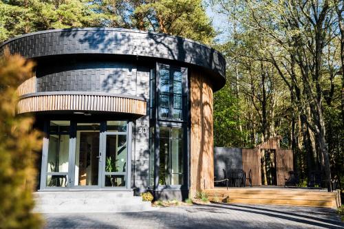 Ainulaadne Ringmaja liivaranna läheduses in Unknown City, Estonia