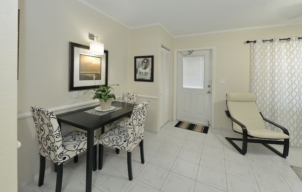 Hollywood by the Sea Hotel - photo 22