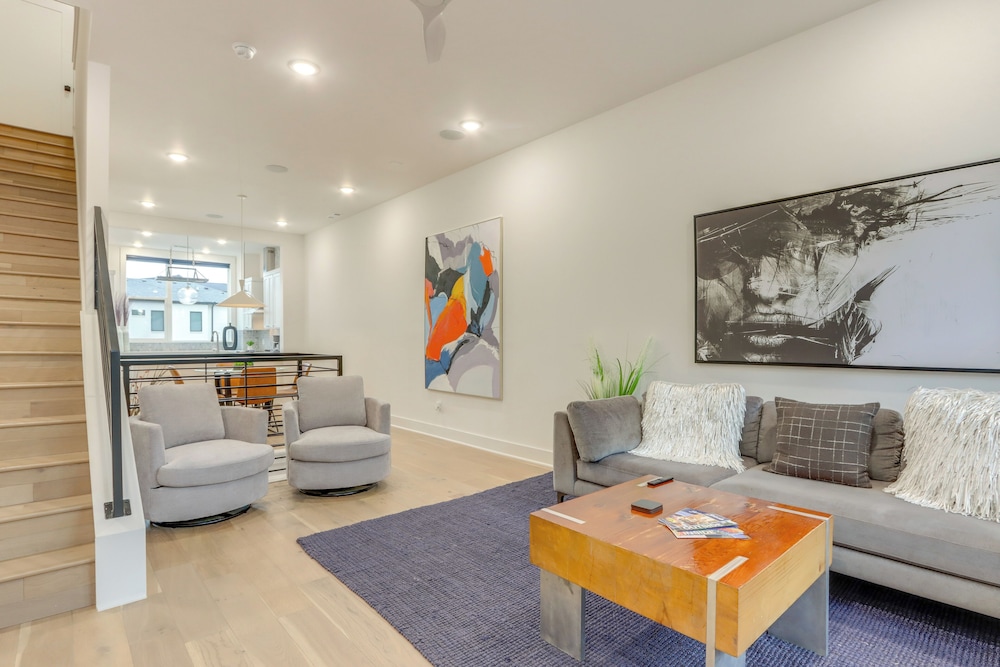 Near Downtown: Luxury Townhome in Bentonville — 4-Star Luxury Hotel in Bentonville, United States