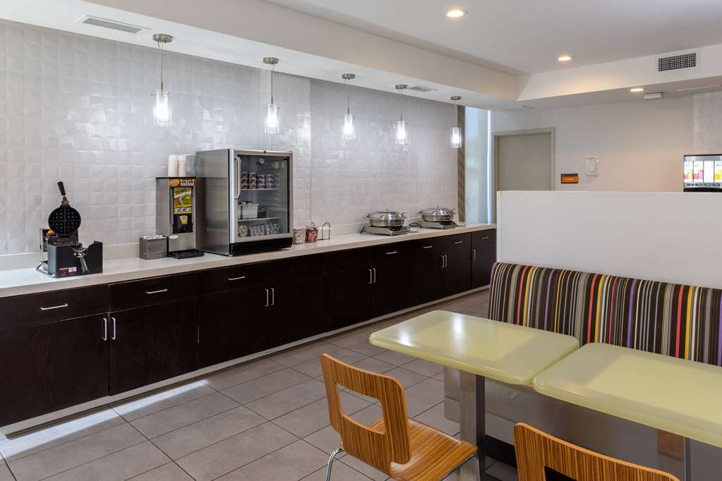 La Quinta Inn & Suites by Wyndham Tulsa Downtown Route 66 - photo 32