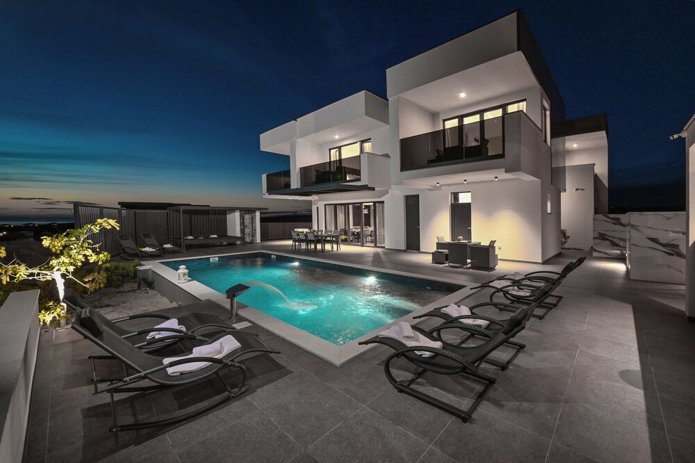 Villa Luna Private Heated Pool and sauna — 4-Star Luxury Hotel in Novalja, Croatia