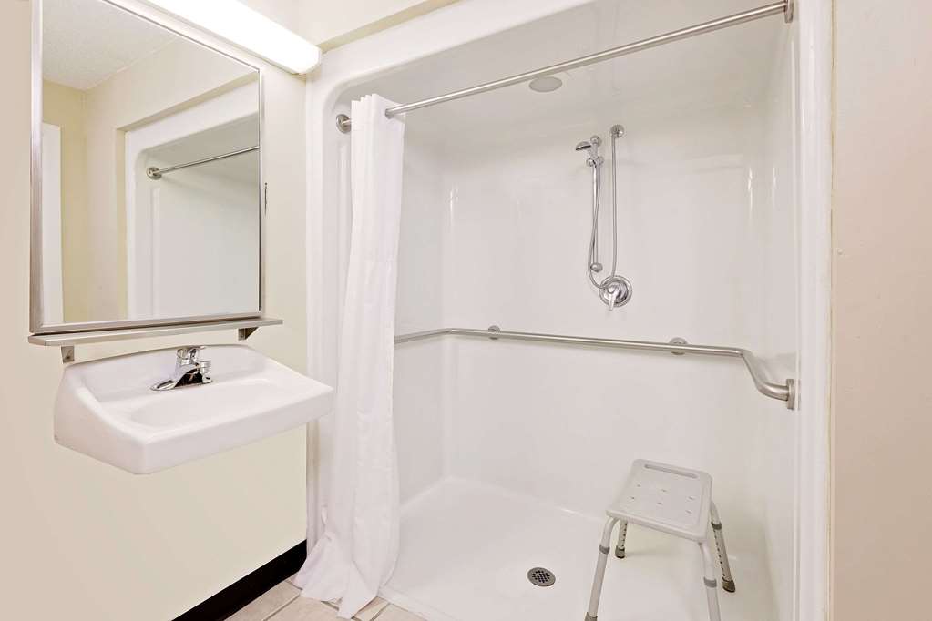 Baymont by Wyndham Battle Creek Downtown - photo 7
