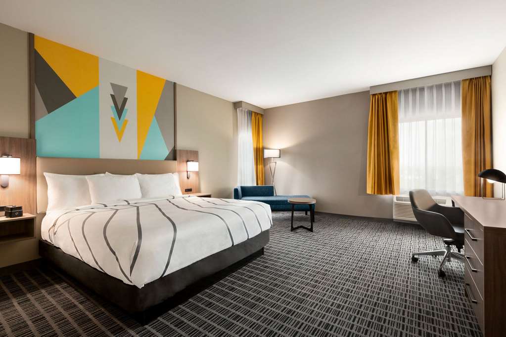 La Quinta Inn & Suites by Wyndham Richmond Sugarland - photo 18
