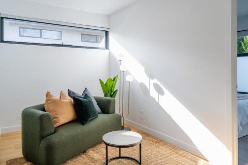 Stylish 4BR Family Townhouse with Private Courtyard — 4-Star Luxury Hotel in Box Hill, Australia