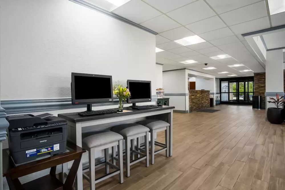 Clarion Inn & Suites Grand Rapids Airport - photo 73