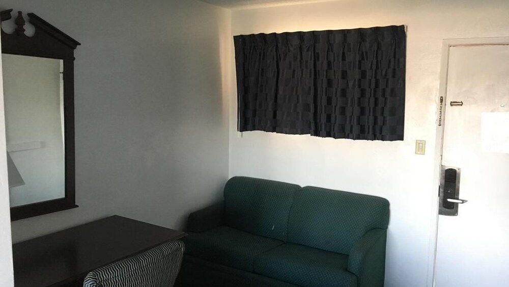 Majestic Inn - photo 9