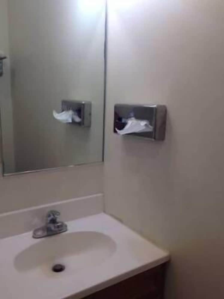 Colonial Village Motel - photo 9