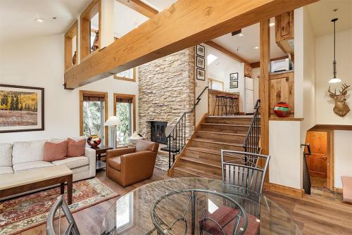 Old Hundred Unit 104 Sunny Corner Townhouse Treetop Views 3 Blocks to Aspen Mtn — 4-Star Luxury Hotel in Aspen, United States