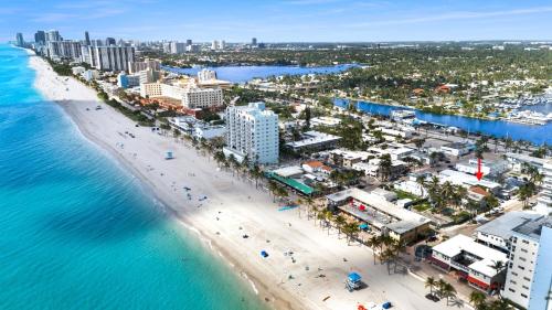 Cozy studio wbeach boardwalk steps kitchen in Hollywood, United States