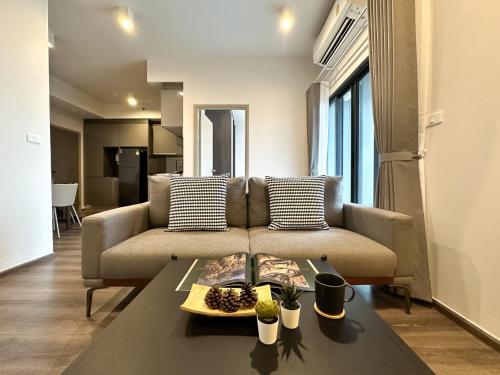 Expansive Stylish 2BR Ultra Fast Wifi Asoke