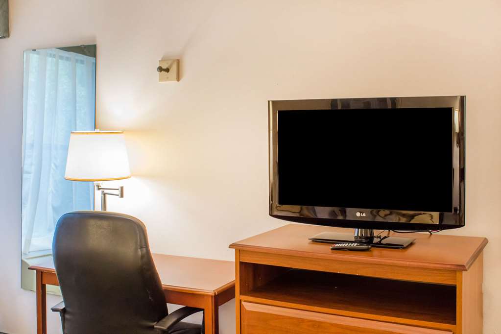 Econo Lodge Raleigh near Walnut Creek Amphitheatre - photo 17