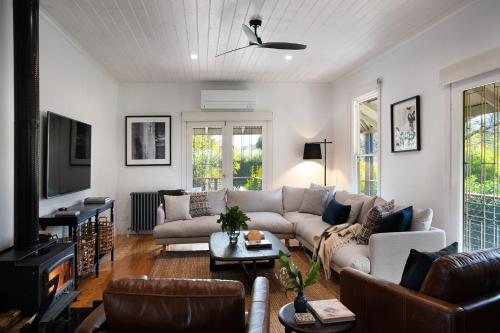 Sunshine House fireplace 4 bedroom & gardens — 4-Star Luxury Hotel in Daylesford, Australia