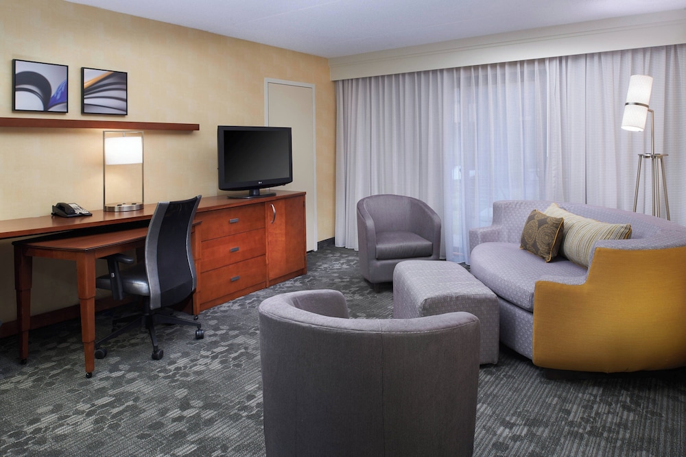 Courtyard by Marriott Detroit Warren - photo 11