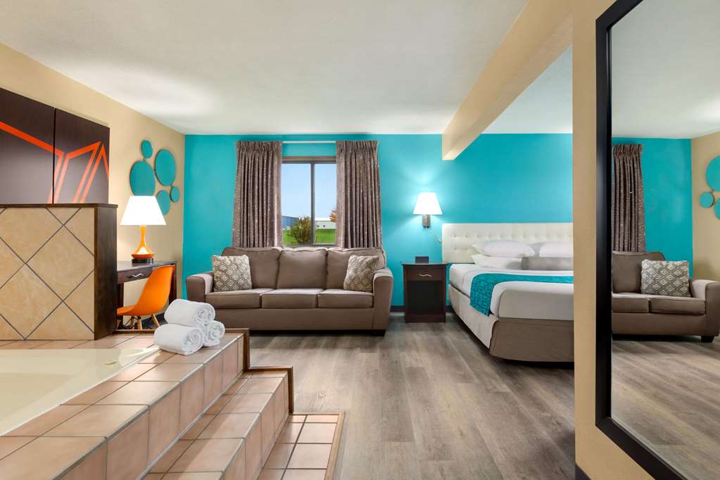 Howard Johnson by Wyndham Waterloo Cedar Falls - photo 34