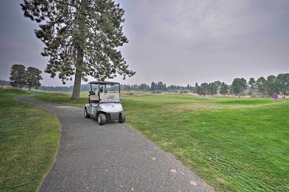 Resort Style Klamath Falls Home Golf Course View - photo 22