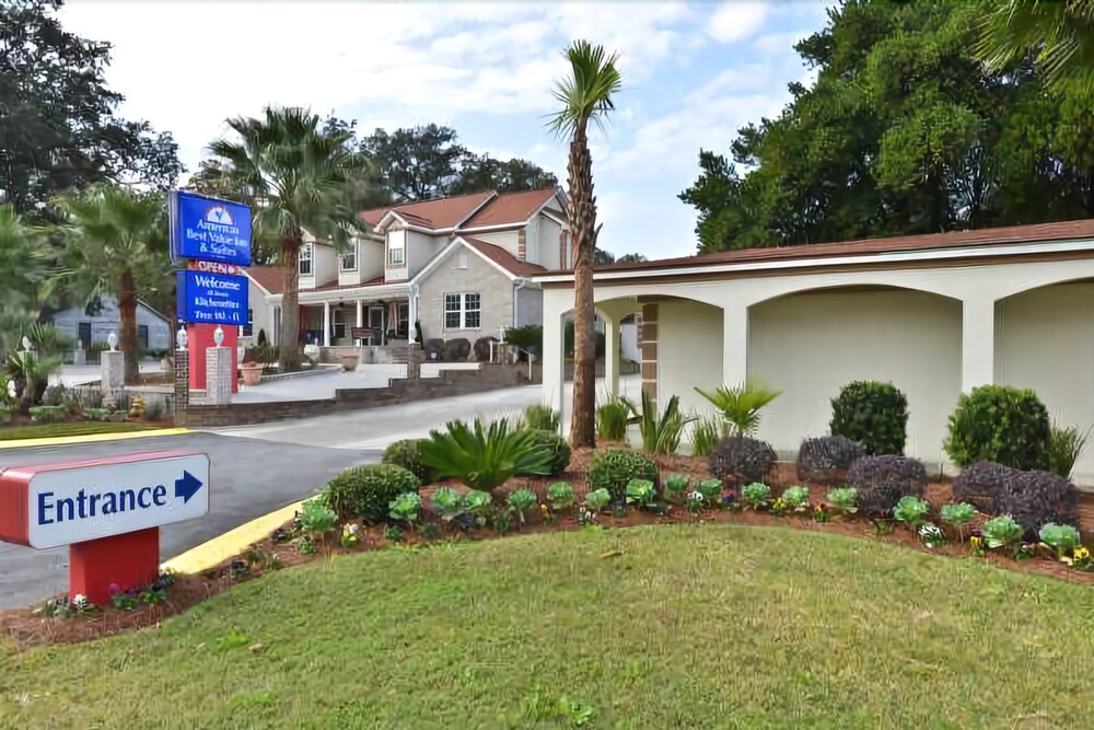 Savannah Inn and Suites in Garden City, United States