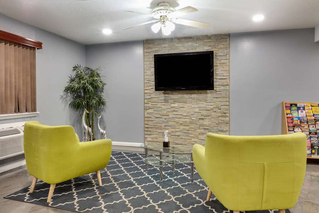 Super 8 by Wyndham San Antonio Pearl District Downtown - photo 3